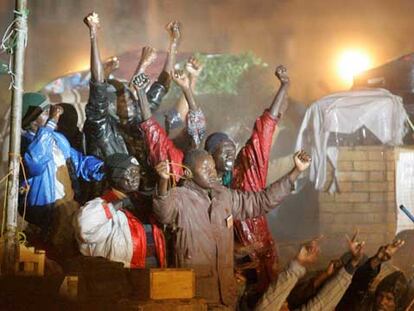 Inmigrantes sudaneses, momentos antes de que la policía irrumpiese en la plaza de El Cairo donde se habían concentrado.