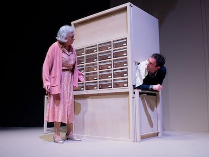 Una escena de la obra 'María Luisa', de Juan Mayorga, con Lola Casamayor y Paco Ochoa.