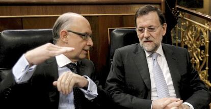 Cristóbal Montoro y Mariano Rajoy, ayer en el Congreso de los Diputados.