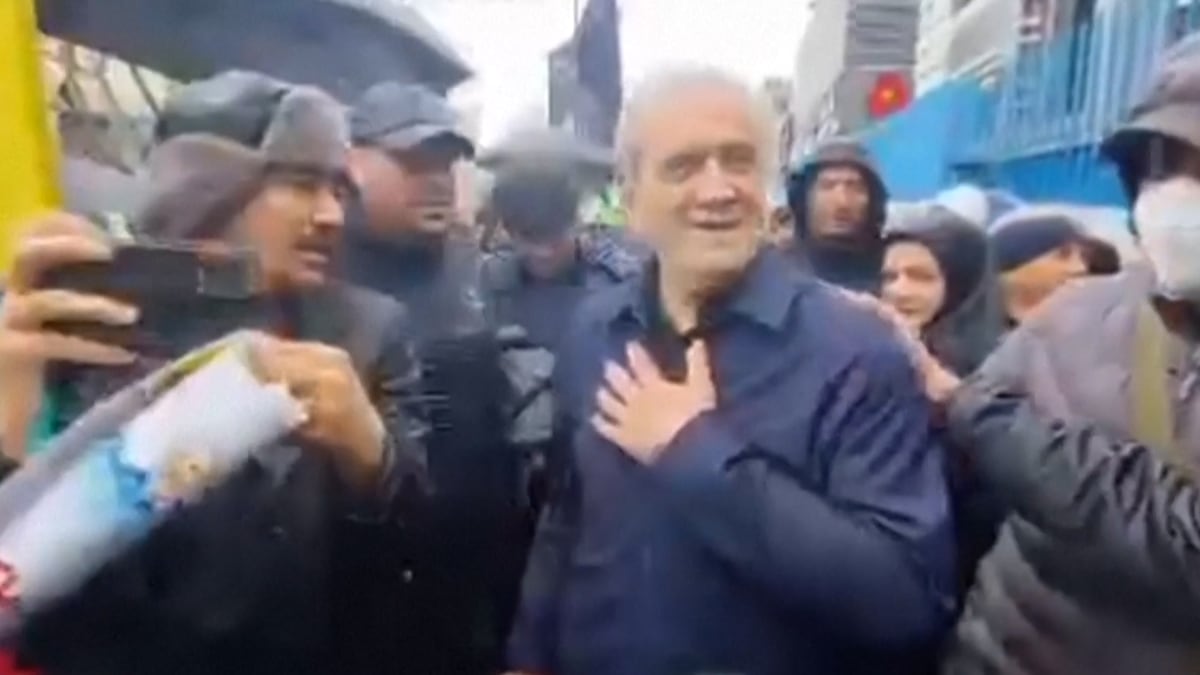 El presidente de Irán publica en Instagram un vídeo en el que camina por Teherán saludando a los viandantes