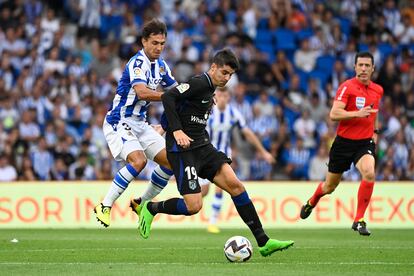 El delantero del Atlético, Álvaro Morata, pelea un balón en el encuentro contra la Real Sociedad.