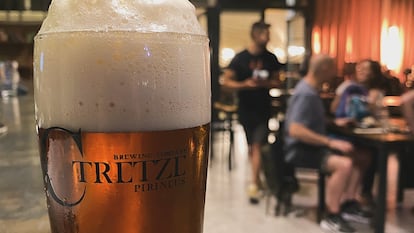 Una cervesa a la barra del CTretze.