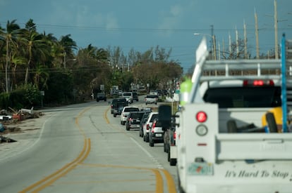 <p><a href="https://gasbuddy.com/">Gasbuddy</a>, aplicación que muestra las estaciones con la gasolina más barata, tuvo otra finalidad en los días previos al huracán Irma. Los carteles de "no hay combustible" se repetían en varias gasolineras y eso provocó situaciones de tensión entre los conductores. La compañía habilitó un mapa interactivo que permitía visualizar las estaciones abiertas que continuaban proporcionando gasolina. También la aplicación <a href="https://www.waze.com/es/">Waze</a>, una red social para conductores, fue muy útil en este desastre. Los usuarios ofrecieron información actualizada sobre el tráfico y el estado de las carreteras.</p>