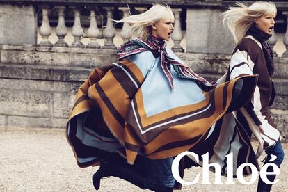 Chloé por Phoebe Philo (estilismo de Suzanne Koller) con las modelos Caroline Winberg y Dewi Driegen.