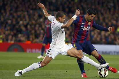 Luis Suárez intenta esquivar el marcatge de Pepe.