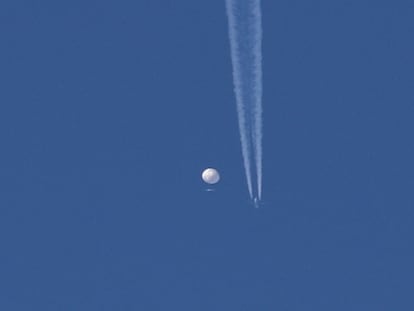 Un avión pasa por debajo del globo chino mientras sobrevolaba Carolina del Norte.