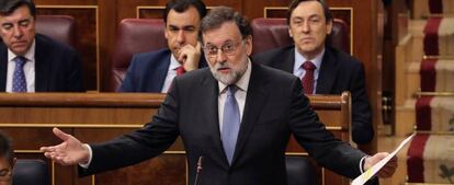El presidente del Gobierno, Mariano Rajoy,, durante la sesión de control al Gobierno, celebrada hoy en el Congreso.