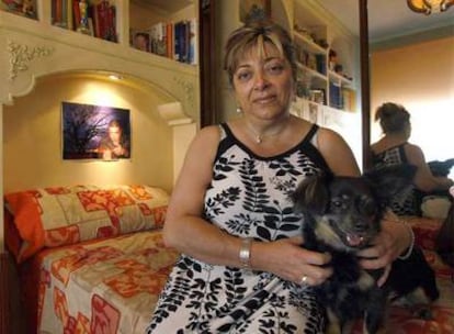 María Victoria Muñoz, en la habitación de su hijo, Carlos Palomino, muerto de una puñalada  el 11 de noviembre de 2007.