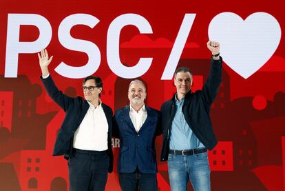 El candidato socialista a la alcaldía por Barcelona, Jaume Collboni, en el centro, en un acto preelectoral del PSC, junto a Illa y Pedro Sánchez.