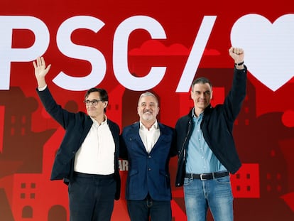 El candidato socialista a la alcaldía por Barcelona, Jaume Collboni, en el centro, en un acto preelectoral del PSC, junto a Illa y Pedro Sánchez.