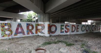 Pancarta bajo el puente alusiva al proyecto.