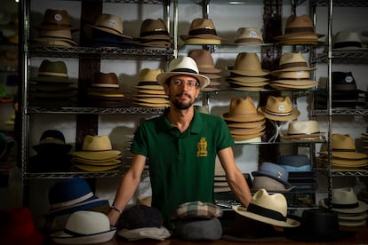 Héctor Medrano, dueño de la Sombrerería Medrano, en la calle Imperial, el 17 de junio de 2023.