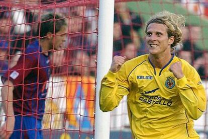 El delantero uruguayo del Vilarreal Diego Martín <i>Forlán</i> celebra el gol ante el Levante.