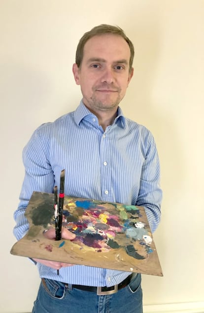 El diseñador Alberto Martínez, aficionado a la pintura y el dibujo, en su casa.