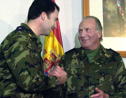 El rey Juan Carlos felicita al príncipe Felipe durante su 35 cumpleaños. El rey visitó a su hijo en el cuartel general de Alta Disponibilidad de la OTAN en Bétera, Valencia. Enero del 2003.