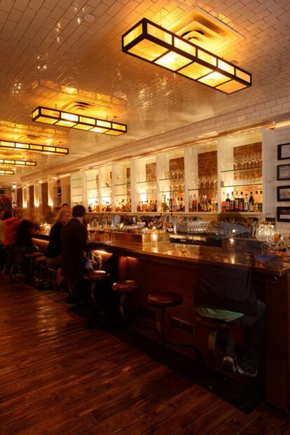 Interior del bar Weather up, en Nueva York.