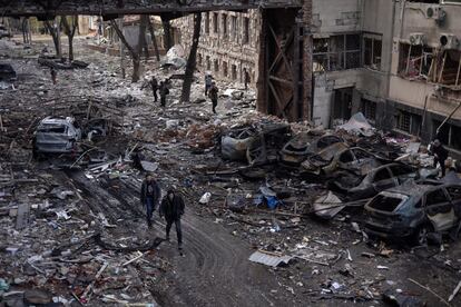 En la imagen, vista de una calle de Járkov, en el noreste de Ucrania, tras un ataque ruso, el sábado.