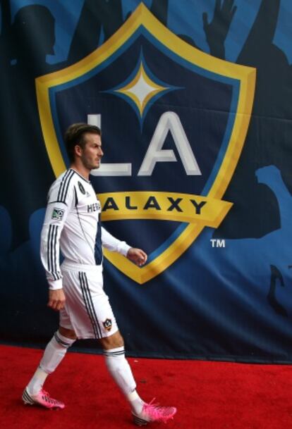 David Beckham camina por el t&uacute;nel de acceso al terreno de juego.