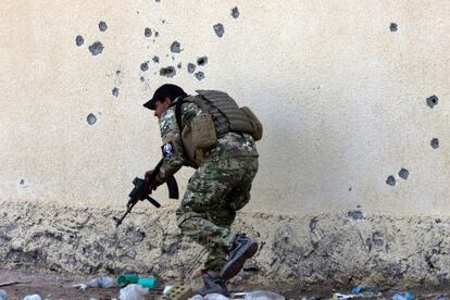 As forças iraquianas combatem o EI perto de Ramadi.