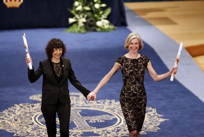 Emmanuelle Charpentier (i) y Jennifer Doudna (d) tras recibir de manos del rey Felipe VI el Premio Princesa de Asturias de Investigación Científica y Técnica 2015.