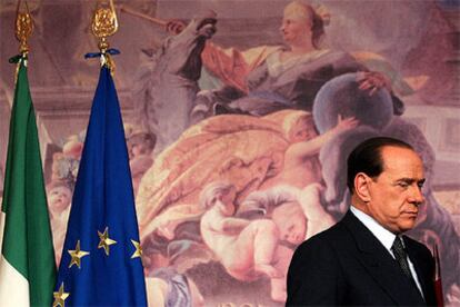 El primer ministro italiano, Silvio Berlusconi, comparece por primera vez ante los medios tras los comicios.