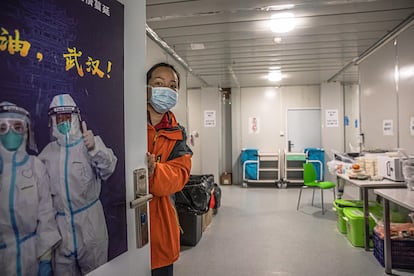 Una trabajadora en el hospital Leishenshan, en Wuhan (China), epicentro del brote de coronavirus.