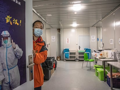 Una trabajadora en el hospital Leishenshan, en Wuhan (China), epicentro del brote de coronavirus.