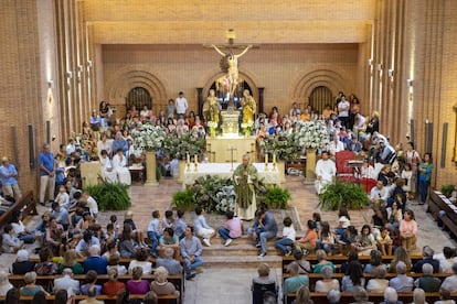 Cada misa de domingo Don Jesús Higueras se abre paso entre una multitud para llegar al altar, como los curas de hace un siglo. Este madrileño menudo de 55 años está desde hace 24 al frente de la parroquia de Santa María de Caná, en el adinerado municipio de Pozuelo de Alarcón (86.172 habitantes), que colinda con la capital por el oeste.