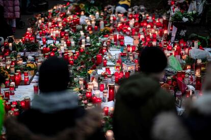 Vista de un altar improvisado con velas y flores situado en el zoo de Krefeld (Alemania) donde un incendio provocó la muerte de decenas de animales.