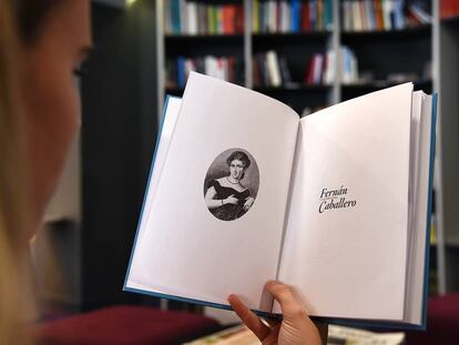 Una lectora sostiene la biografía de Fernán Caballero. 