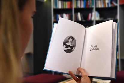 Una lectora sostiene la biografía de Fernán Caballero.