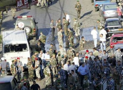 Soldados libaneses acordonan la zona donde un coche bomba ha explotado matando a al menos cinco personas en Trípoli.