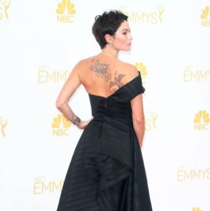 Lena Headey (Cersei Lannister), enseñando uno de sus muchos tatuajes que debe ocultar en la serie.