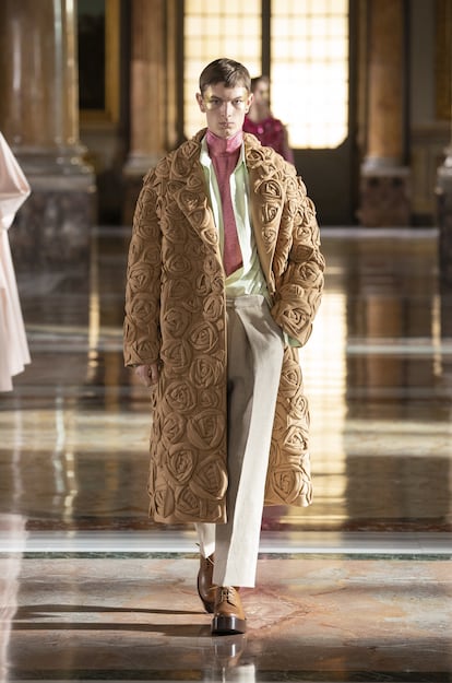 Uno de los modelos masculinos incluidos en la colección de Alta Costura de Valentino para la primavera de 2021.