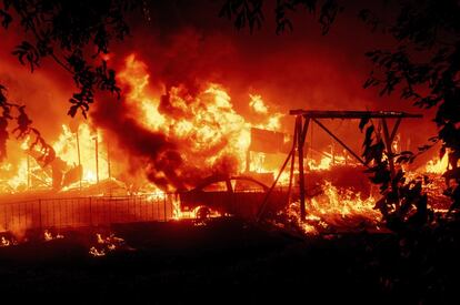 Las llamas consumen una casa y un automóvil en el área de Berry Creek.