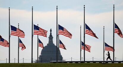 Banderas a media asta en Washington, en honor a los muertos por el tiroteo de Orlando.