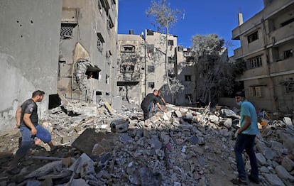 Habitantes de la Franja de Gaza buscan pertenencias entre los escombros de un edificio tras los ataques aéreos israelíes.