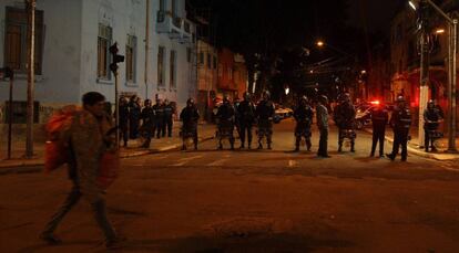 Usu&aacute;rio segue em dire&ccedil;&atilde;o a Alameda Cleveland sob o olhar da pol&iacute;cia.