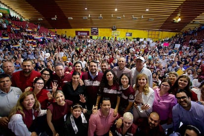 Andrés López Beltrán y Luisa María Alcalde (centro) en una asamblea informativa de Morena en Culiacán, el 24 de noviembre.