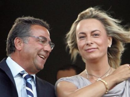 El empresario Enrique Ortiz y la alcaldesa de Alicante, Sonia Castedo, en el palco del estadio Rico P&eacute;rez. 
