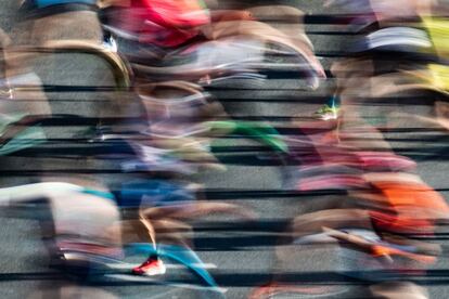 Detalle de los corredores participando en el maratón de Berlín. Más de 44.000 atletas se han inscrito en la prueba.