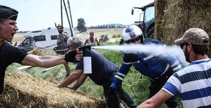 Un gendarme lanza gas lacrimógeno a manifestantes durante la 16ª etapa del Tour, entre Carcasona y between Carcassonne y Bagnères-de-Luchon, al sur de Francia.