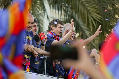 Tito Vilanova, junto a los componentes del cuerpo técnico Roura, Bray y Castella, en el autocar de la celebración del trofeo de Liga conseguido por el Barcelona en la temporada 2012-13.