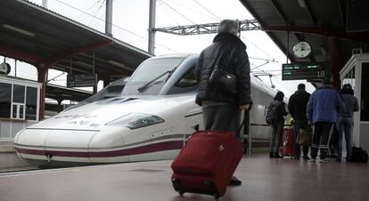 Un tre AVE de Renfe en la estación de Chamartín, Madrid.