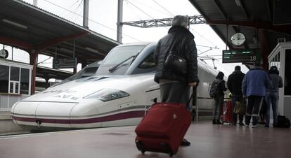 Un tre AVE de Renfe en la estaci&oacute;n de Chamart&iacute;n, Madrid.   
  
   
    
 