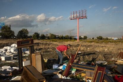 Los chatarreros rebuscan en la basura que se acumula junto al polígono de Prado Overa.