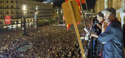 La cantante Carmen Paris (2d), junto al alcalde de Zaragoza Pedro Santiesteve (d), pronuncia esta noche el pregón de las Fiestas de la Virgen del Pilar 2015 desde el balcón del ayuntamiento.