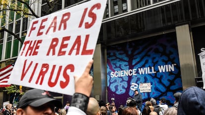 Protesta de personas contrarias a la vacuna contra la covid-19 en Nueva York el pasado 13 de noviembre.