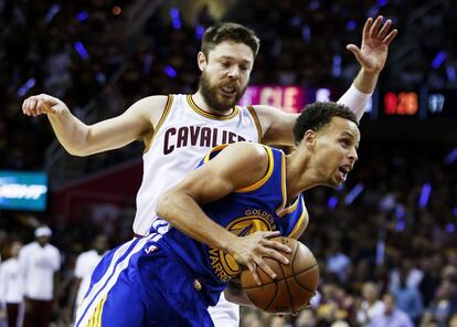 Curry, con el balón, ante Dellavedova.