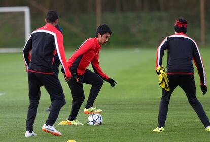 Shinji Kagawa del Manchester United controla el balón durante el entrenamiento. 